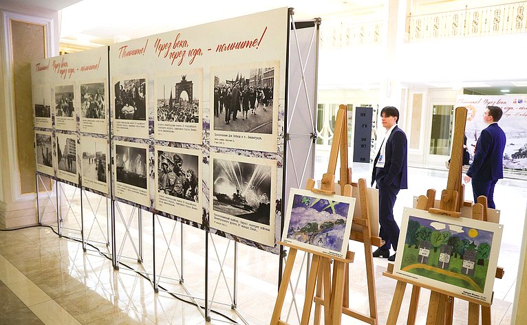 Торжественное открытие патриотической выставки архивных фотографий о блокаде Ленинграда времен 1941–1944 годов «Помните! Через века, через года,-помните!»