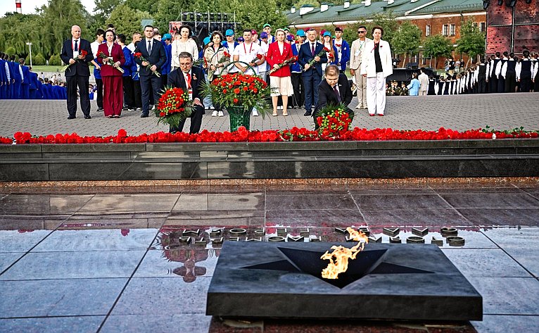 Возложение цветов к Вечному огню на территории мемориального комплекса «Брестская крепость-герой»