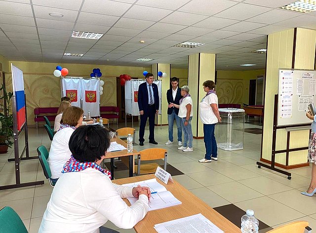 Александр Савин посетил избирательный участок в г. Людиново