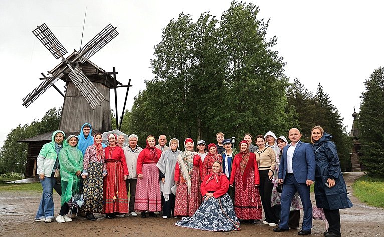 Сенаторы посетили музей деревянного зодчества «Малые Корелы»