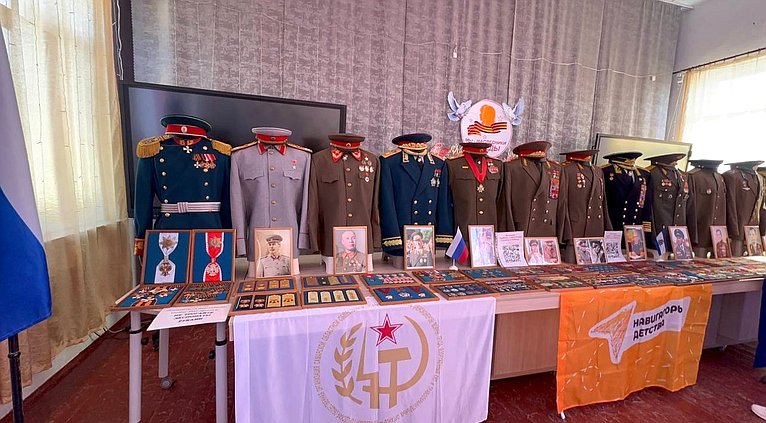 Игорь Кастюкевич организовал для школьников Херсонской области выставку «Гордость и слава России в орденах и медалях»