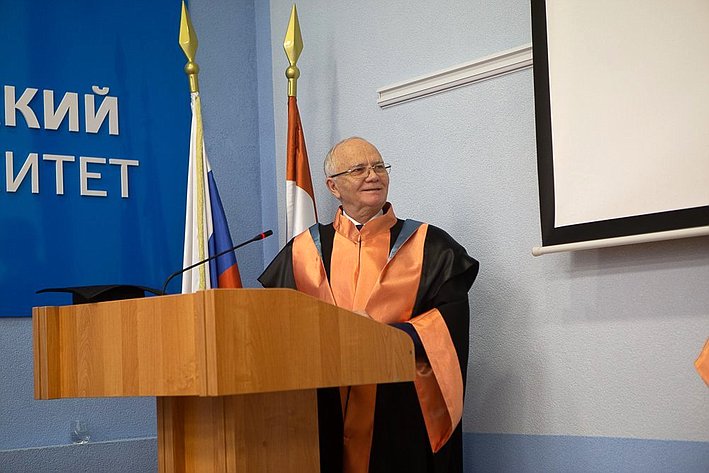За большой вклад в развитие Самарского университета Фариту Мухаметшину, доктору политических наук, было присвоено звание «Почетный доктор Самарского университета»