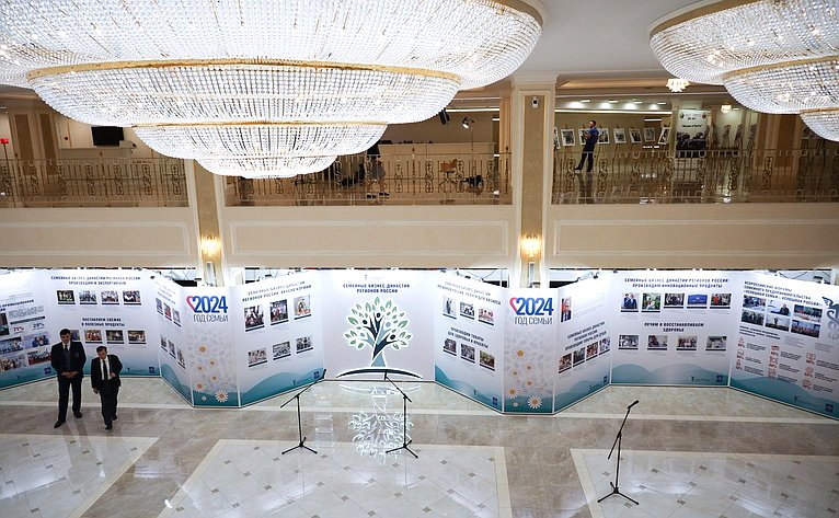 В Совете Федерации состоялась торжественная церемония открытия фотовыставки «Семейные бизнес-династии регионов России», посвященная Дню семьи, любви и верности