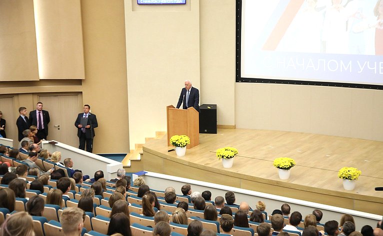 Церемония посвящения в студенты будущих врачей в Национальном медицинском исследовательском центре имени В.А. Алмазова в Санкт-Петербурге
