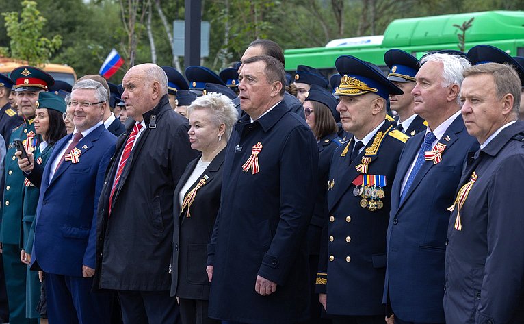 Григорий Карасин вместе с губернатором Сахалинской области Валерием Лимаренко, представителями силовых ведомств и общественности открыли в Южно-Сахалинске сквер «Щит и Меч»