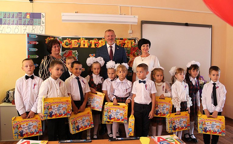 Сергей Горняков в городе Урюпинске принял участие в мероприятиях, посвященных Дню знаний