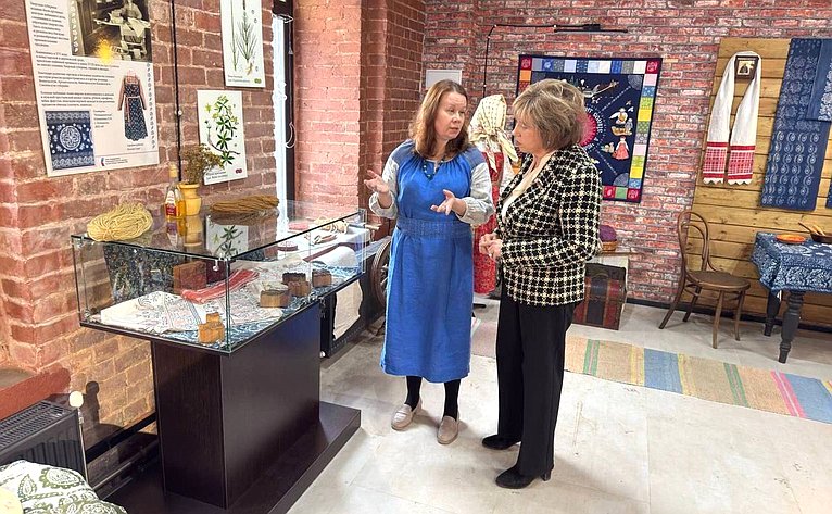 Людмила Скаковская посетила музей-мастерскую набойки «Тверская манера»