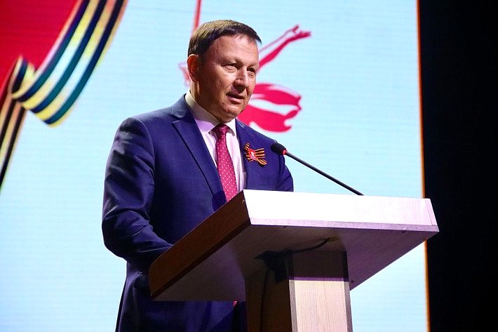 Александр Ролик встретился с ветеранами Великой Отечественной войны и принял участие в возложении венков к Вечному огню мемориала «Боевая слава Тихоокеанского флота»
