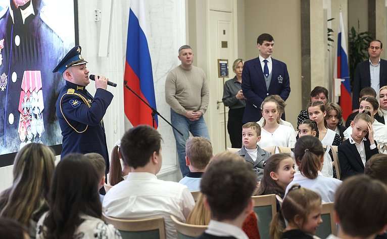 В Совете Федерации состоялась встреча московских школьников с Героями России, сенаторами Российской Федерации — участниками боевых действий