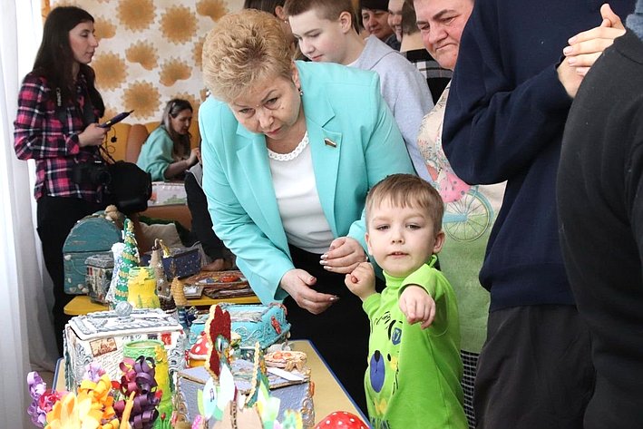 Ольга Бас в ходе поездки в регион посетила в Луганске выставку творческих работ воспитанников Республиканского центра реабилитации детей-инвалидов «Возрождение»