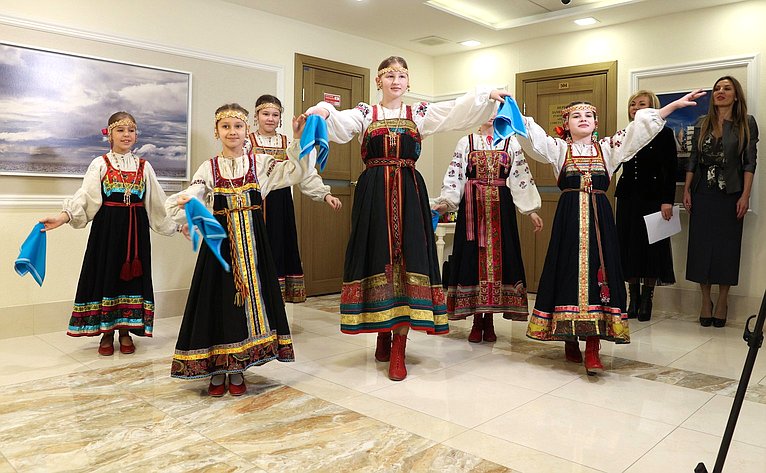 Открытие в Совете Федерации выставки картин, посвященная сюжетам деревенской жизни, народным праздникам и обрядам