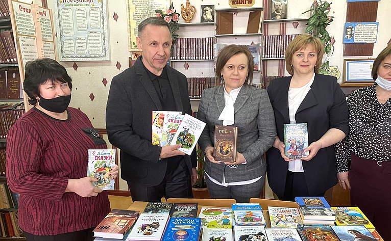 Олег Алексеев посетил Краснокутский район Саратовской области и подарил книги школьной библиотеке села Лебедевка