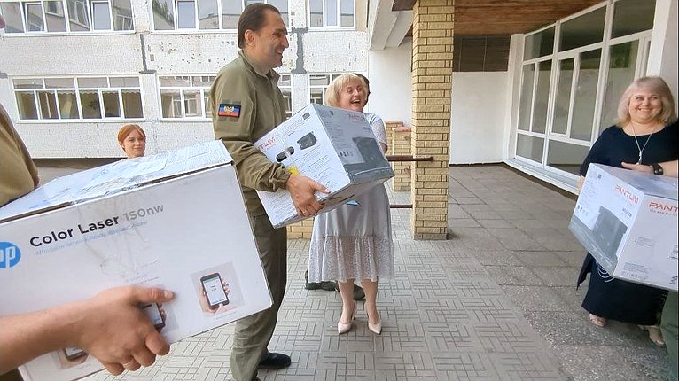 Андрей Хапочкин поздравил выпускников школ Донбасса с получением аттестатов