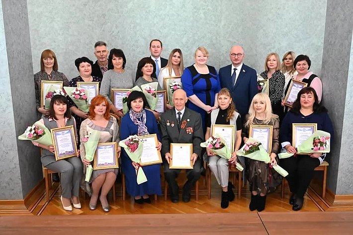 Олег Цепкин принял участие в торжественной церемонии награждения жителей региона благодарностями от имени губернатора и благодарственными письмами Совета Федерации