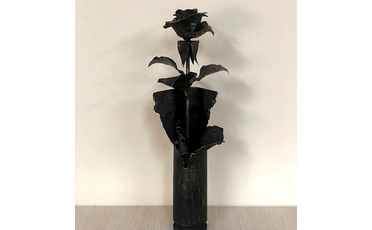 Эта кованая роза – символ мирной жизни. Она сделана из переплавленных гильз и осколков войны на Донбассе