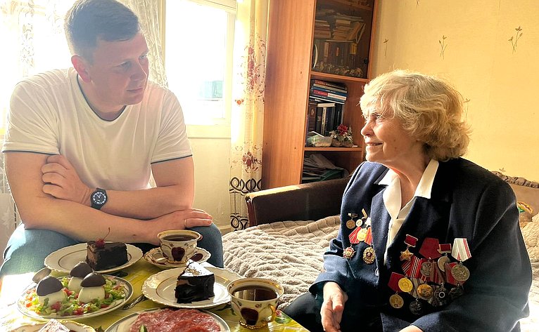 Артем Малащенков навестил бывшую малолетнюю узницу из Смоленска