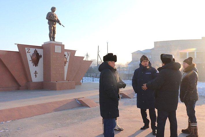 В поселке Могойтуй Баир Жамсуев осмотрел мемориальный комплекс, посвященный участникам специальной военной операции и провел встречу с представителями волонтерских групп Могойтуйского района