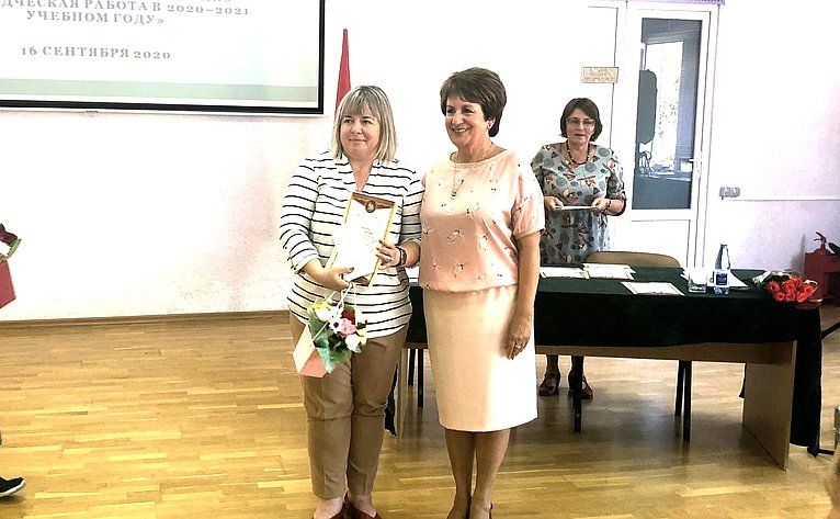 Екатерина Алтабаева вручила награды победителям регионального уровня конкурса краеведов, работающих с молодежью