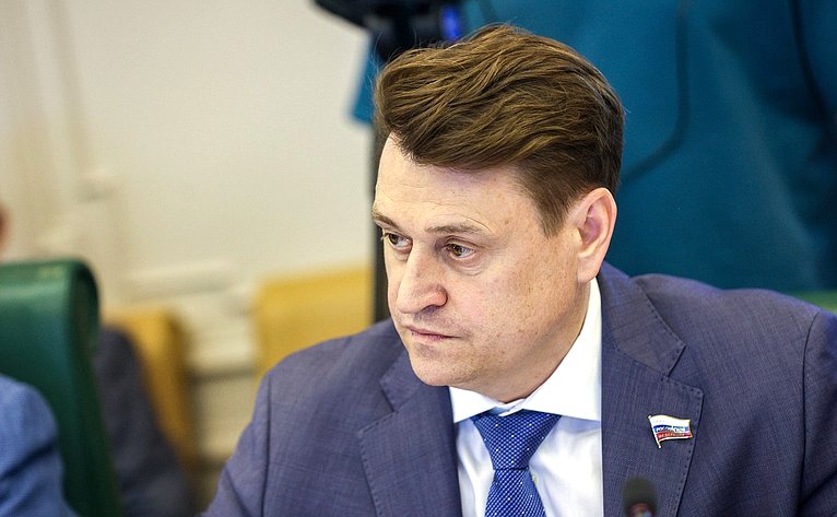 Олег Голов