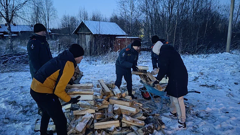 Кадеты из волонтерского отряда образовательного центра «Корабелы Прионежья» оказывают помощь пожилым и одиноким жителям Вытегорского района