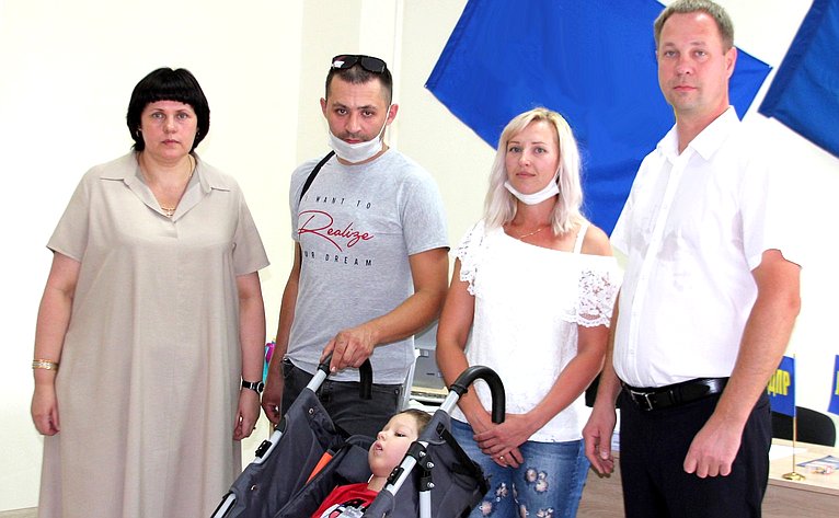 Елена Афанасьева вместе с Сергеем Николаевым помогли многодетной семье приобрести технические средства для реабилитации и ухода за больным ребенком