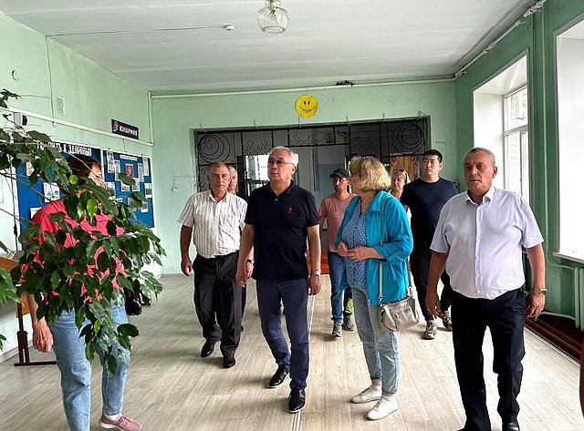 Баир Жамсуев в ходе работы в регионе посетил Петровск-Забайкальский район и осмотрел ряд строящихся социальных объектов
