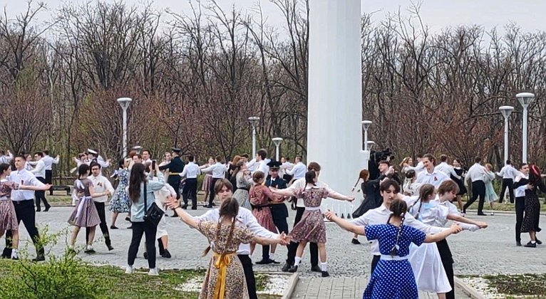 Александр Ролик во Владивостоке, в кампусе Дальневосточного федерального университета принял участие в патриотической акции «Международный Вальс Победы»