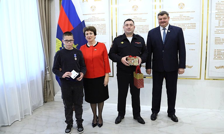 Екатерина Алтабаева и Сергей Колбин вручили медали Совета Федерации детям-героям, проявившим личное мужество в экстремальной ситуации