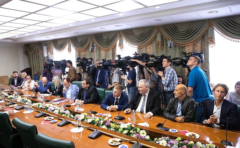 Встреча Андрея Климова с международными экспертами, прибывшими в Москву в качестве иностранных обозревателей в связи с проведением Единого дня голосования