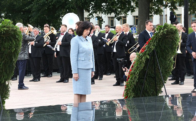 Церемония возложения венков к Вечному огню