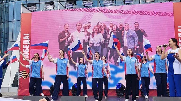 Александр Ролик во Владивостоке, в кампусе Дальневосточного федерального университета принял участие в патриотической акции «Международный Вальс Победы»