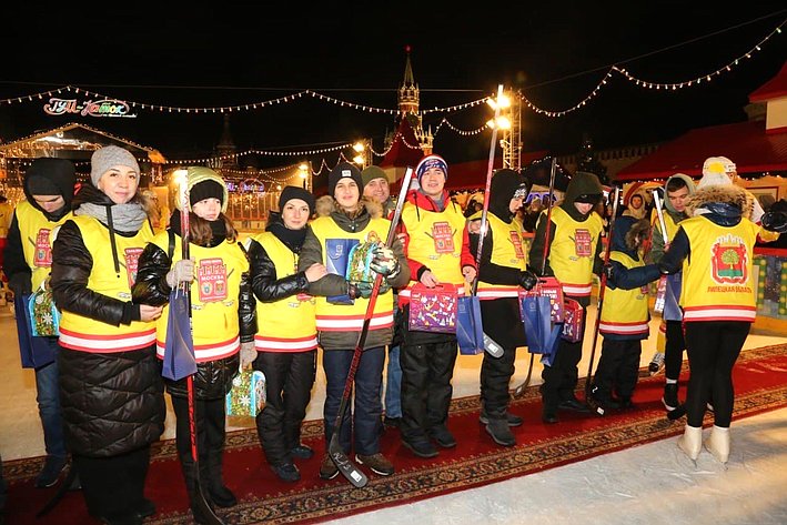 Максим Кавджрадзе и глава администрации региона Игорь Артамонов поздравили юных хоккеистов Липецкой области на Красной площади