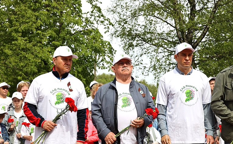 В Год защитника Отечества и 80-летия Победы в Великой Отечественной войне 1941–1945 годов сенаторы РФ и сотрудники Аппарата СФ провели акцию «Сад Памяти» — высадили 250 кустов сирени в музее-заповеднике «Горки Ленинские»