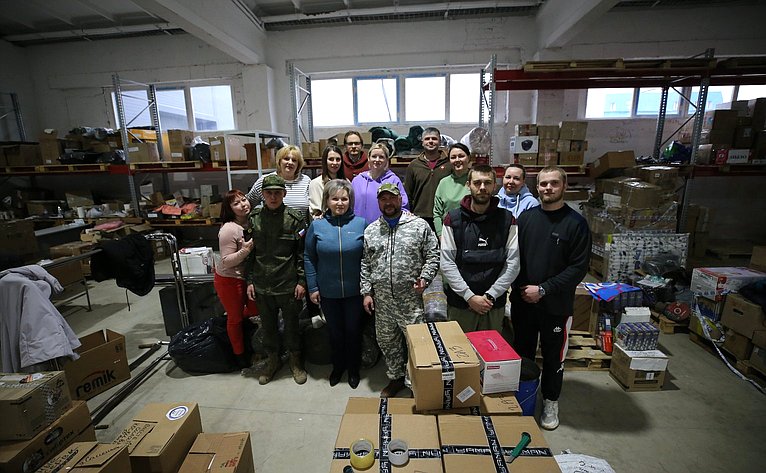 Елена Писарева в ходе рабочей поездки в регион приняла участие в отправке очередной партии груза военнослужащим, находящимся в зоне проведения СВО, и мирным жителям Донбасса