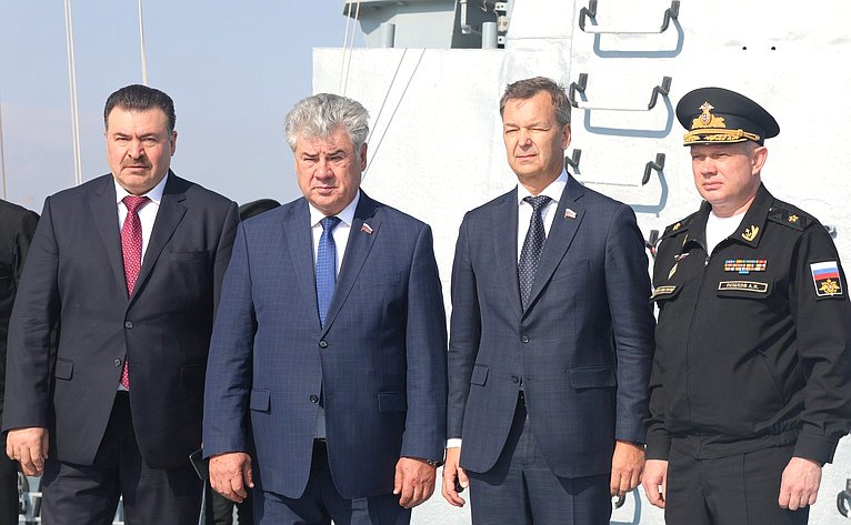 Сенаторы Российской Федерации посетили базу Каспийской флотилии и провели осмотр построенных для военнослужащих многоквартирных домов