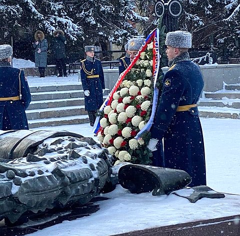 Маргарита Павлова приняла в регионе участие в церемонии возложения цветов и венков к челябинскому мемориалу «Вечный огонь»