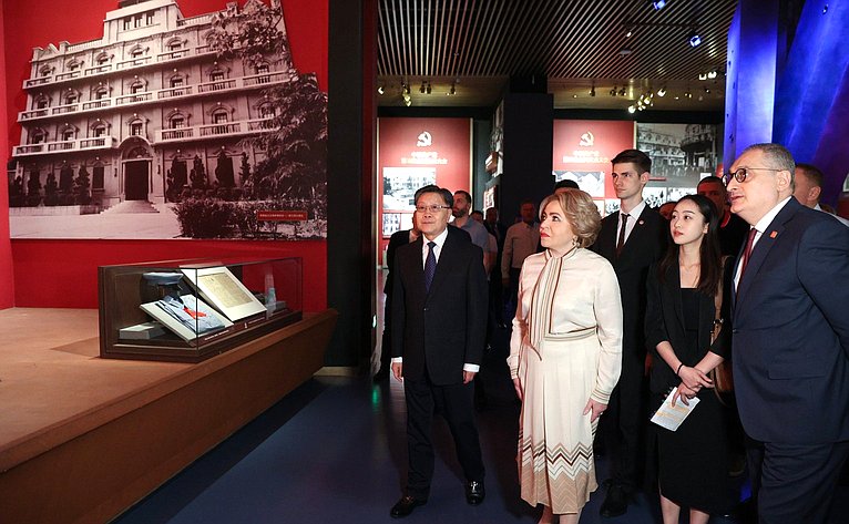 Посещение Музея истории Коммунистической партии Китая