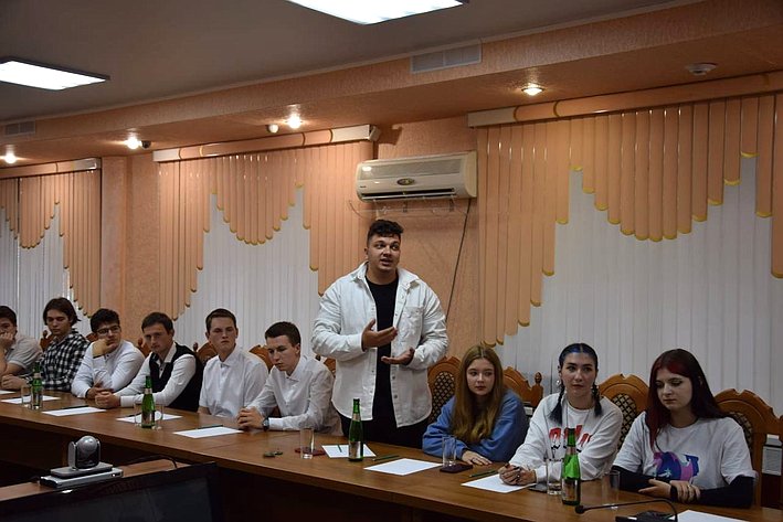 Николай Семисотов и Сергей Горняков приняли участие во встрече с представителями молодежи и студенческого сообщества городского округа город Михайловка