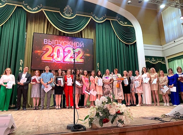 Ирина Кожанова посетила Смоленский строительный колледж и выразила теплые слова благодарности педагогам и студентам-выпускникам