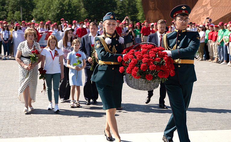 У подножия Мемориала Советскому солдату прошел торжественный митинг, посвященный памяти всех, кто погиб в годы Великой Отечественной войны под Ржевом