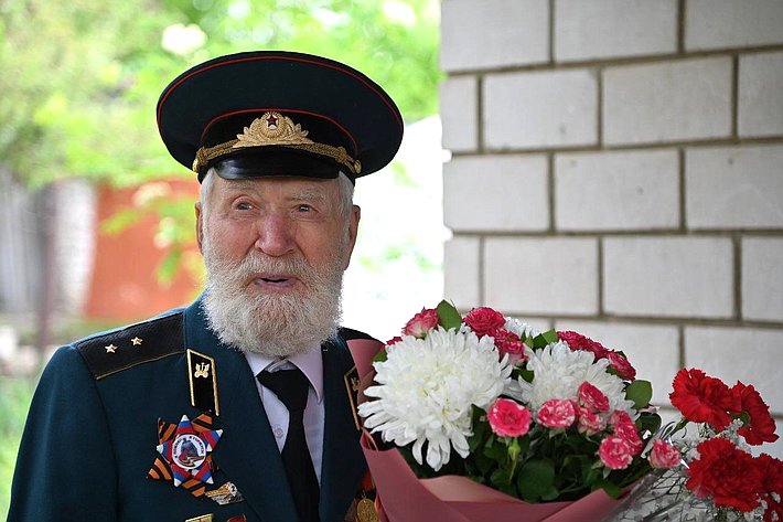 Сергей Горняков в Волгоградской области поздравил фронтовика с Днем Победы