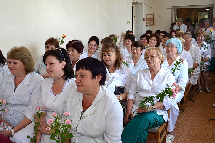 Е. Атанов поздравил работников здравоохранения 3