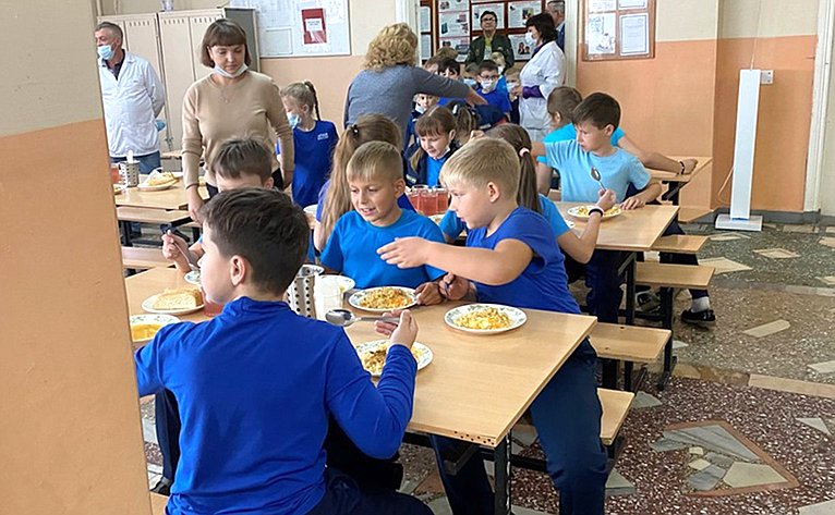 Олег Алексеев в ходе работы в регионе выяснил, как обстоят дела с обеспечением младших школьников бесплатным горячим питанием