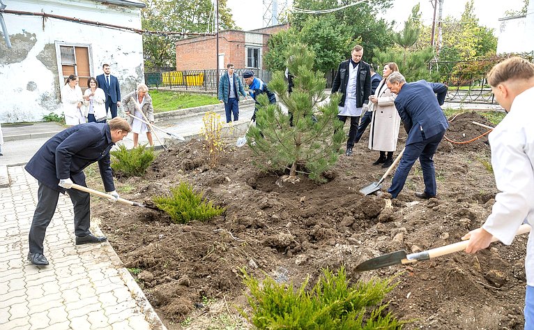 Андрей Яцкин посетил Родильный дом в Таганроге, принял участие в высадке деревьев на территории медицинского учреждения