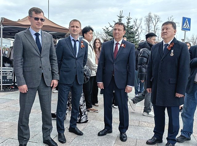 Александр Ролик во Владивостоке, в кампусе Дальневосточного федерального университета принял участие в патриотической акции «Международный Вальс Победы»