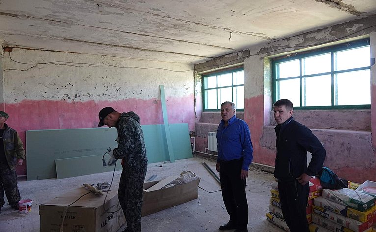 Сергей Михайлов в рамках рабочей поездки в регион осмотрел образовательные организации Нерчинского района, в которых был начат капитальный ремонт по федеральным программам