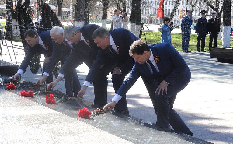 Николай Тихомиров принял участие в торжественной церемонии возложения цветов к Мемориалу «Вечный огонь Славы»