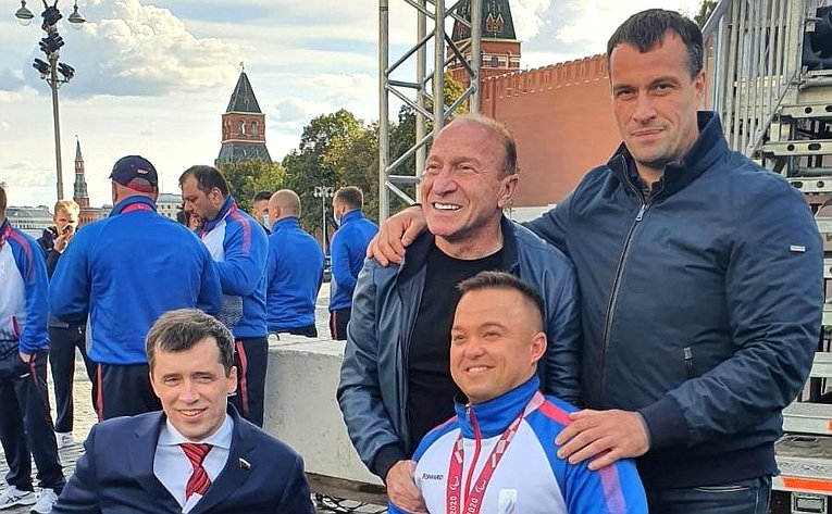 Эдуард Исаков принял участие в чествовании членов паралимпийской сборной России, которые вернулись с прошедших в Токио Паралимпийских игр