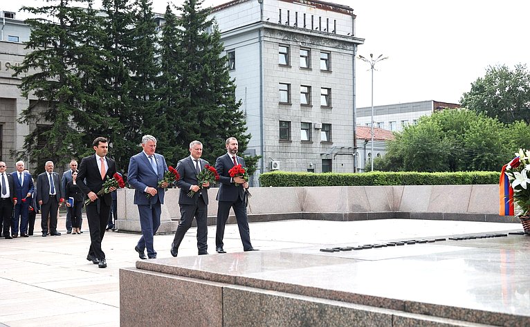 Парламентарии России и Армении приняли участие в церемонии возложения венка к мемориалу «Вечный огонь Славы» и почтили память павших минутой молчания