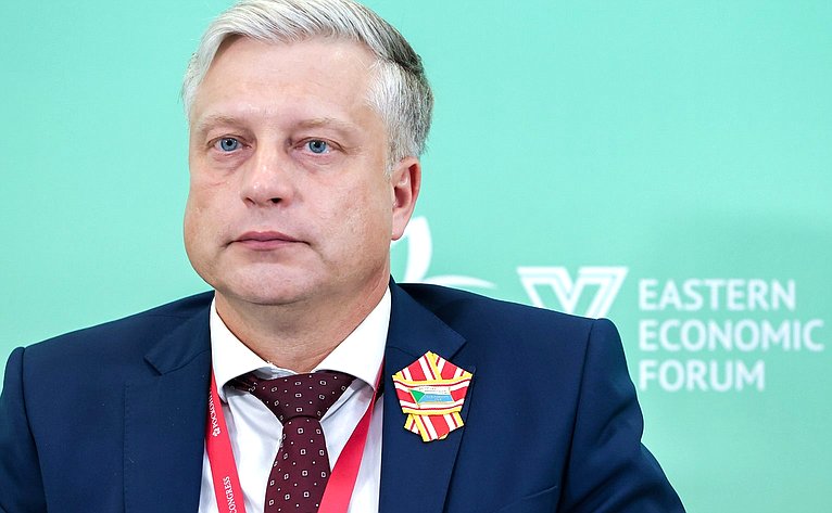 Сессия «Новые регионы России и Дальний Восток: вектор стратегического партнерства и перспективные точки роста экономики». X Восточный экономический форум